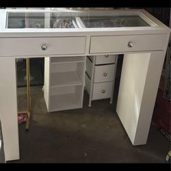 Vanity table Brand New 