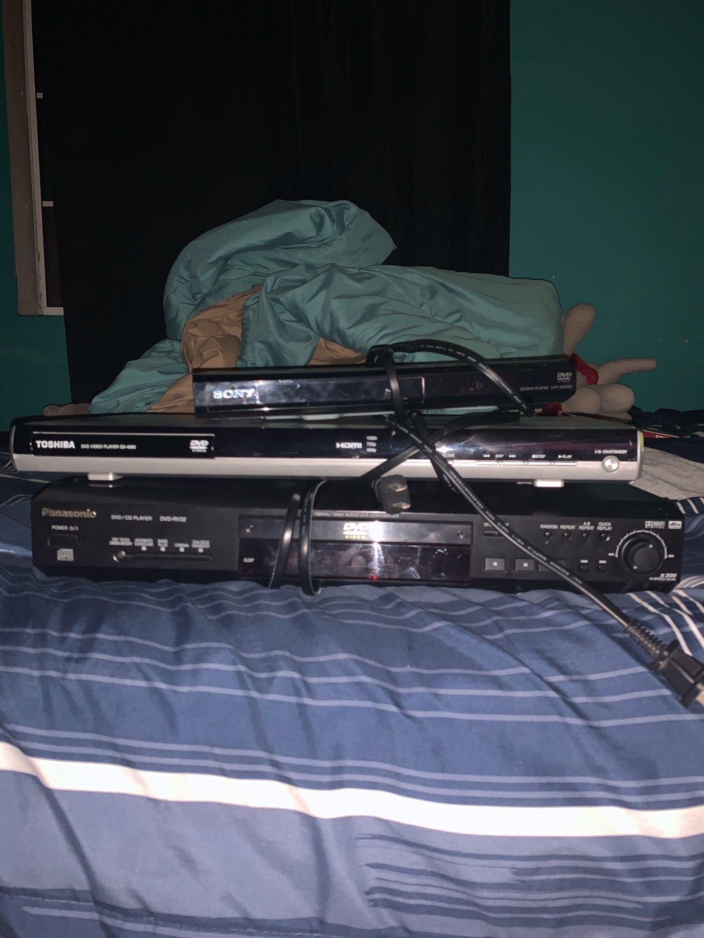 3 DVD players used great condition no remotes good condition