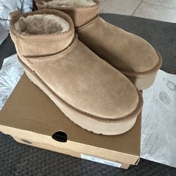 Women’s UGG’s Size 9 Platform 