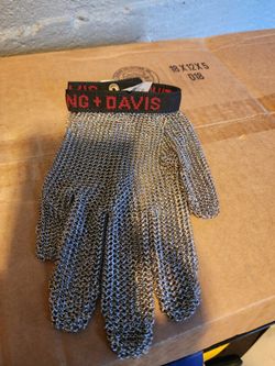 These CXKJP stainless steel chain mail gloves feature an adjustable nylon strap to protect against kitchen cuts.