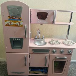 Children’s Play Kitchen 