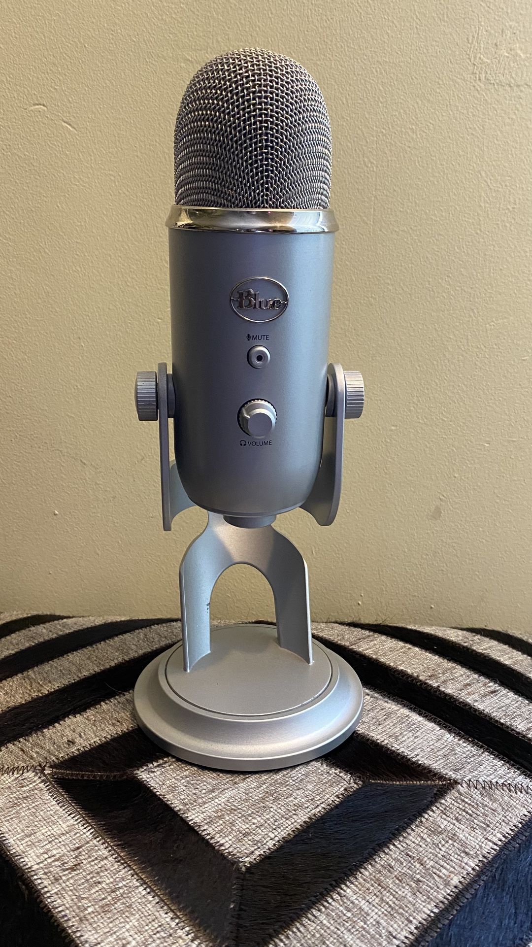 Blue Yeti USB Microphone Platinum Recording & Streaming