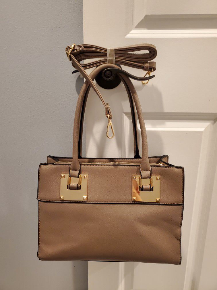 Beige color purse, barely used like new 