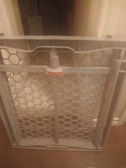 Baby gate or pet gate