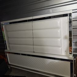 Se Vende Respaldo De Cama 🛌 King De Luz Semi Nueva Menos De 4 Meses De Uso Por $300