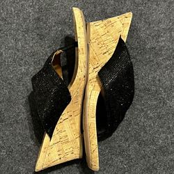 Black and gold glitter cork wedge sandals #glamour