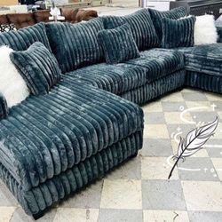 🖤Midnight Madness 3 Piece Sectional with Chaise