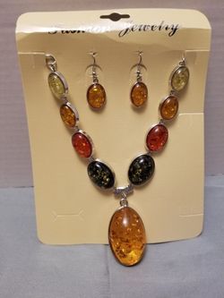 NEW with TAGS Elegant multi-color amber necklace and matching drop earrings.