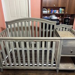 Baby Crib comes with mattress 
