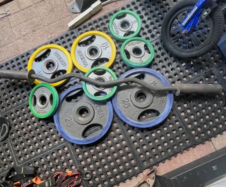 OLYMPIC  EZ  CURL  BAR  &  WEIDER  EASY GRIP PLATES  WITH RUBBER COVERS  (PAIRS OF)  :  25s  10s  &  (FOUR)   5s 