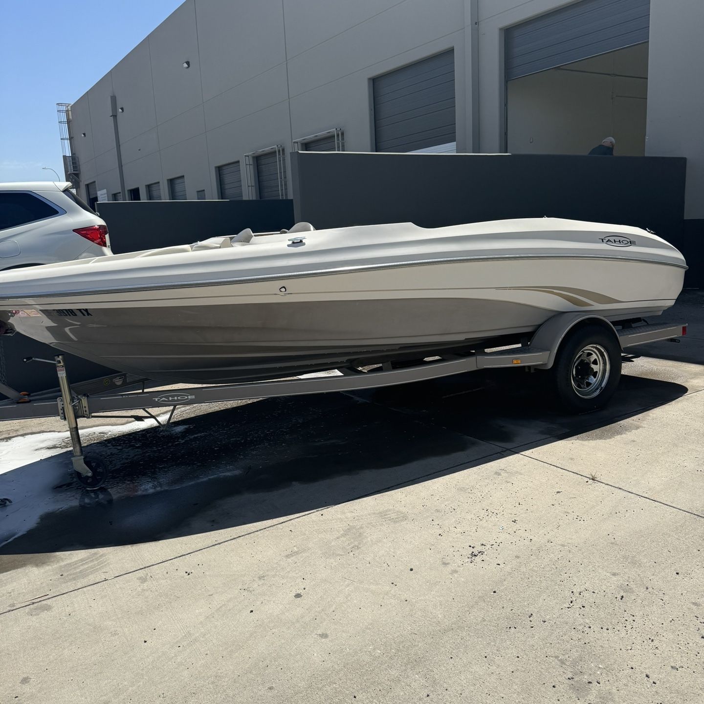 2001 Tahoe boat $12000 Or Best Offer