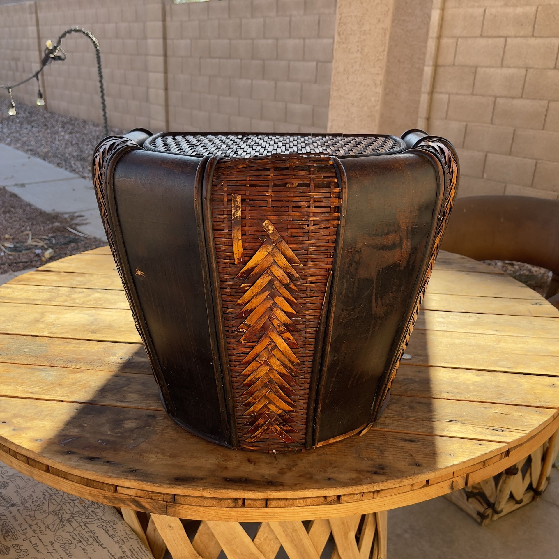 Wood/Wicker Basket With Open And Close Lid