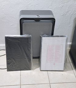 Like New!! Bissell air220 Smart Air Purifier (Model 2609A) High Efficiency, Covers, 1252-sq ft .. HEPA Air Purifier ..( Included 2 Brand New Sets Of R