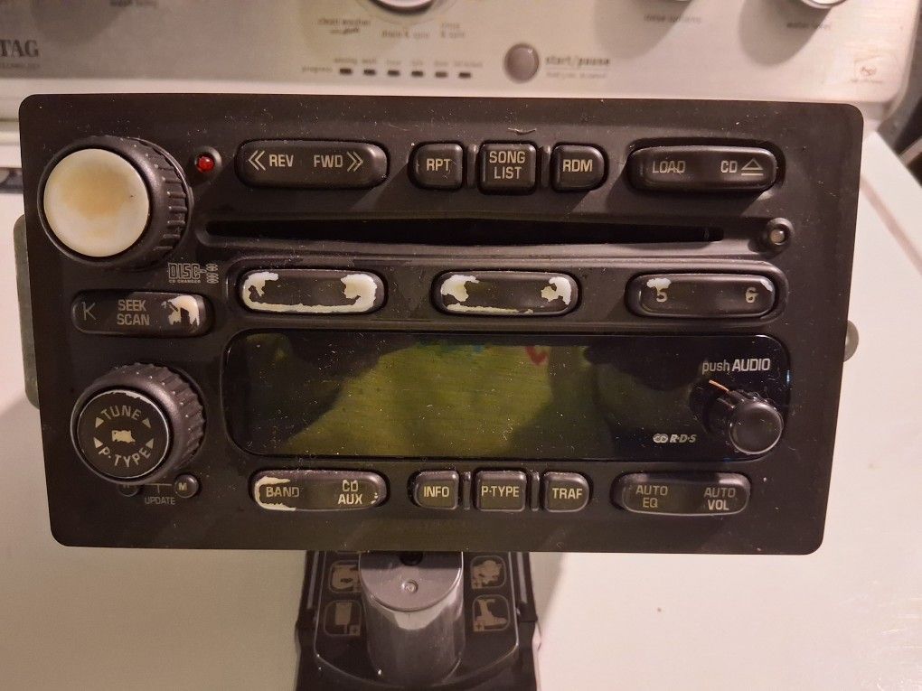 Radio four a 2003  tahoe 