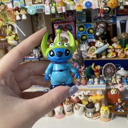 Stitch Disney Figure And Limited Edition Keychain
