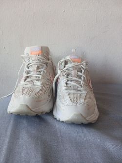 Nike Women's Chunky Sneakers White Pink