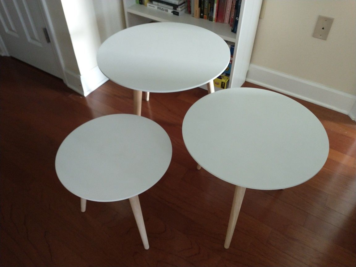 Nesting coffee table (set of 3)