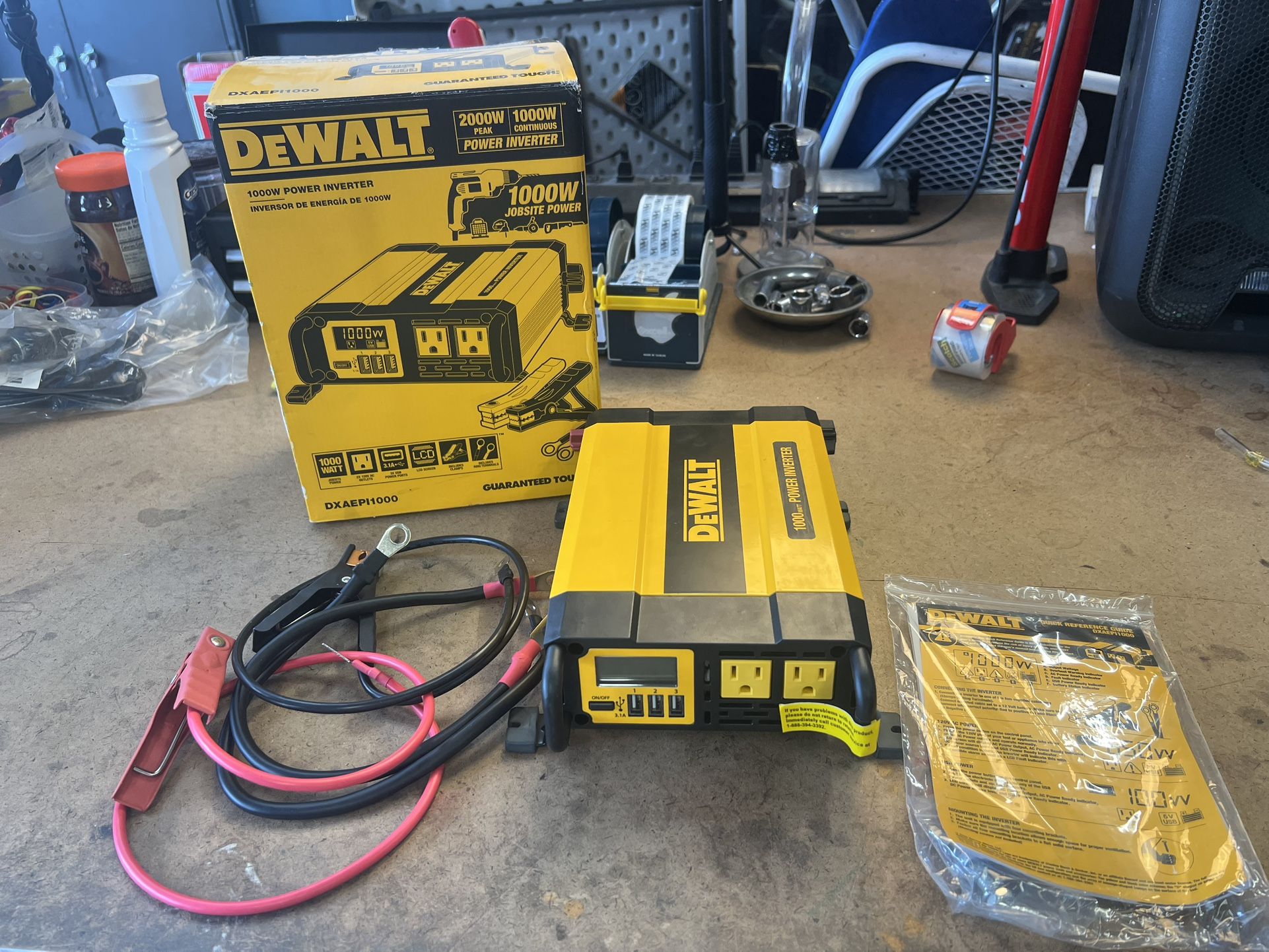 DeWalt DXAEPI1000 1000-Watt Portable Power Inverter