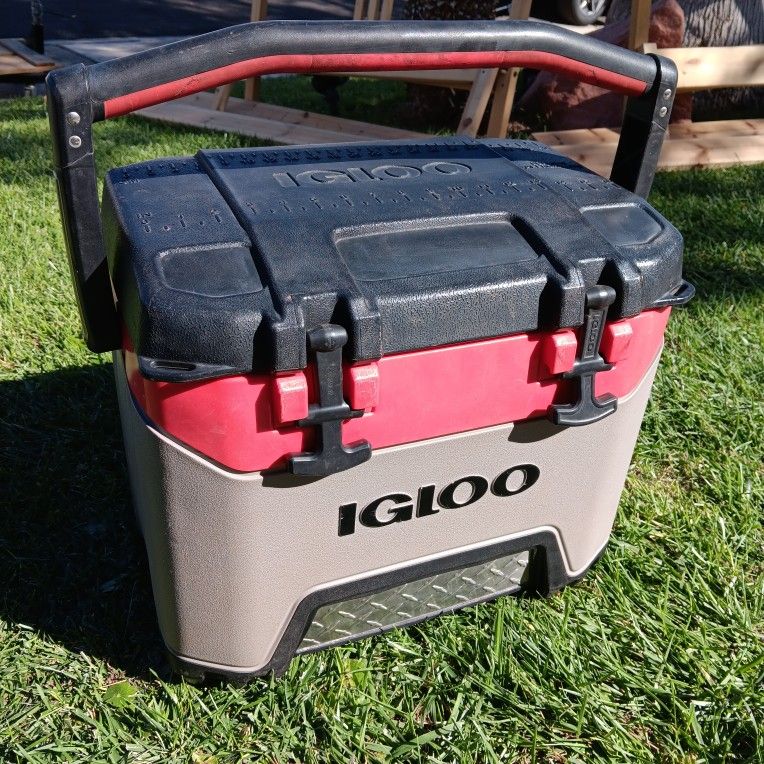 25 Qt. IGLOO Ice Chest Cooler