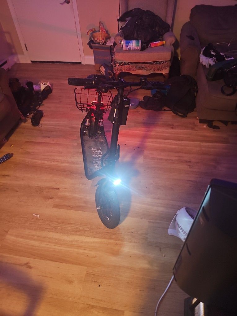 Glare Wheel Scooter