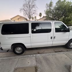 White Ford econline 2001