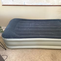 Intex Twin Air Mattress w Built-In Pump