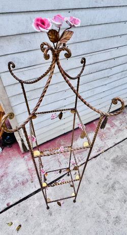 Vintage Regency Twisted Gilt Roses Etagere, mid-20th century featuring a metal frame twisted into rope-like st