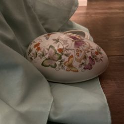 Papillon- 70s vintage butterfly trinket dish in an egg shape, Avon 1974, great for jewelry storage. 