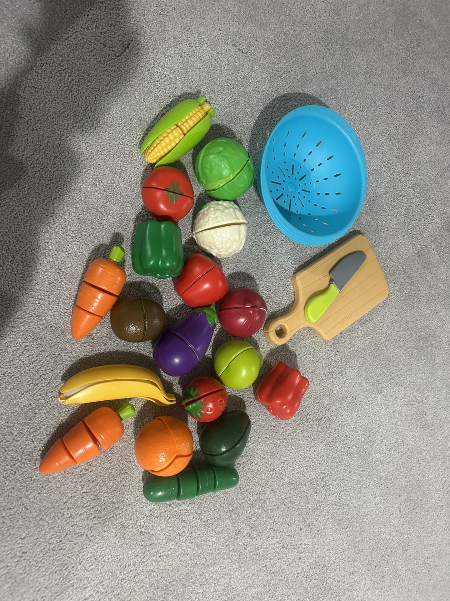 Pretend & Play Sliceable Fruits & Veggies Set