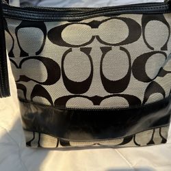 LIKE NEW COACH PURSE 