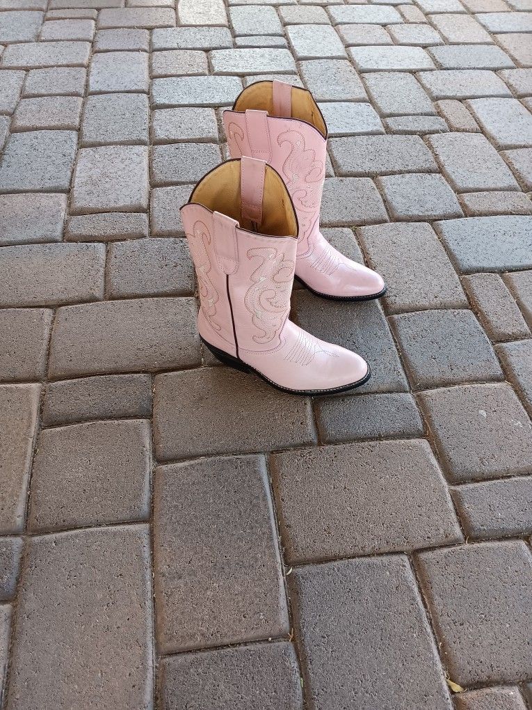Women's Pink Boots. Size 5. New.