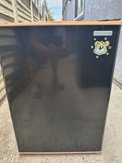INSIGNIA MINI FRIDGE IN EXELENT WORKING CONDITION FOR ONLY $65