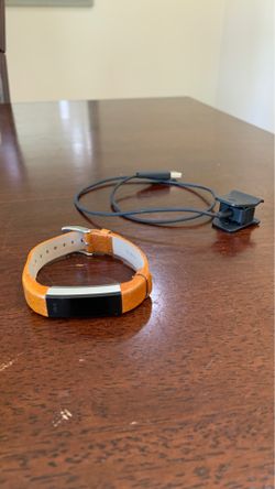 Fitbit Alta HR w/ Leather Band