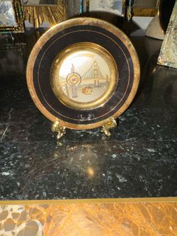 This decorative plate is part of Japan's "The Art of Chokin" line, designed with 24-karat gold trim. The central design features San Francisco icons, 