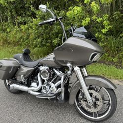 2019 Harley Davidson Road Glide special   Only 11,000 miles