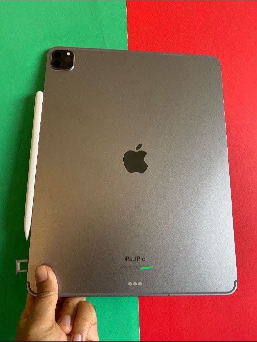 Apple IPad Pro 12.9” 6th Generation (2022 Model / M2 chip ) 128GB WiFi + cellular (5G Unlocked) with keyboard, pen & Accessories