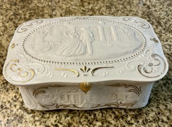 Gone with the Wind jewelry music box. 