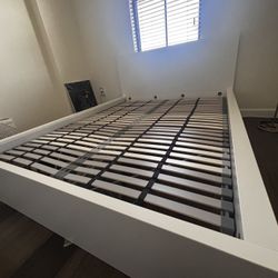 White Queen Bed Frame W/Drawers 