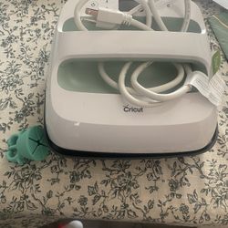 Cricut Easy Press . Barely Used. And Weeding Ring.