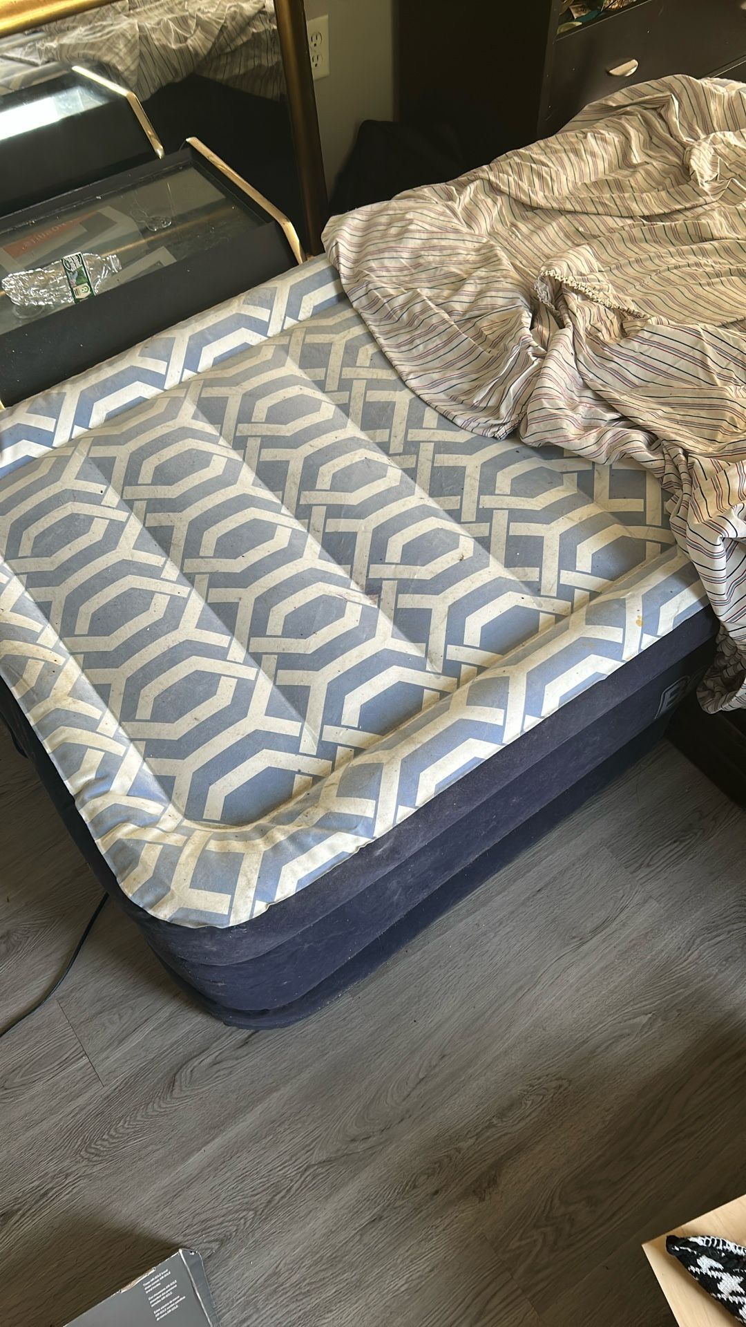 Mid Rise Air Mattress Build In Pump Twin Size