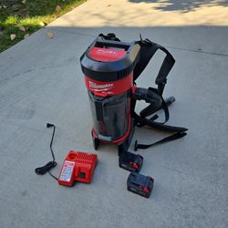 Milwaukee FUEL Backpack VAC, 2 X M18 XC5.0 & Charger