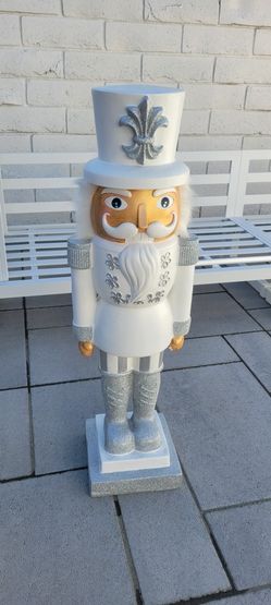 2 Nutcracker Statues