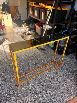MIRROR TOP ENTRY TABLE