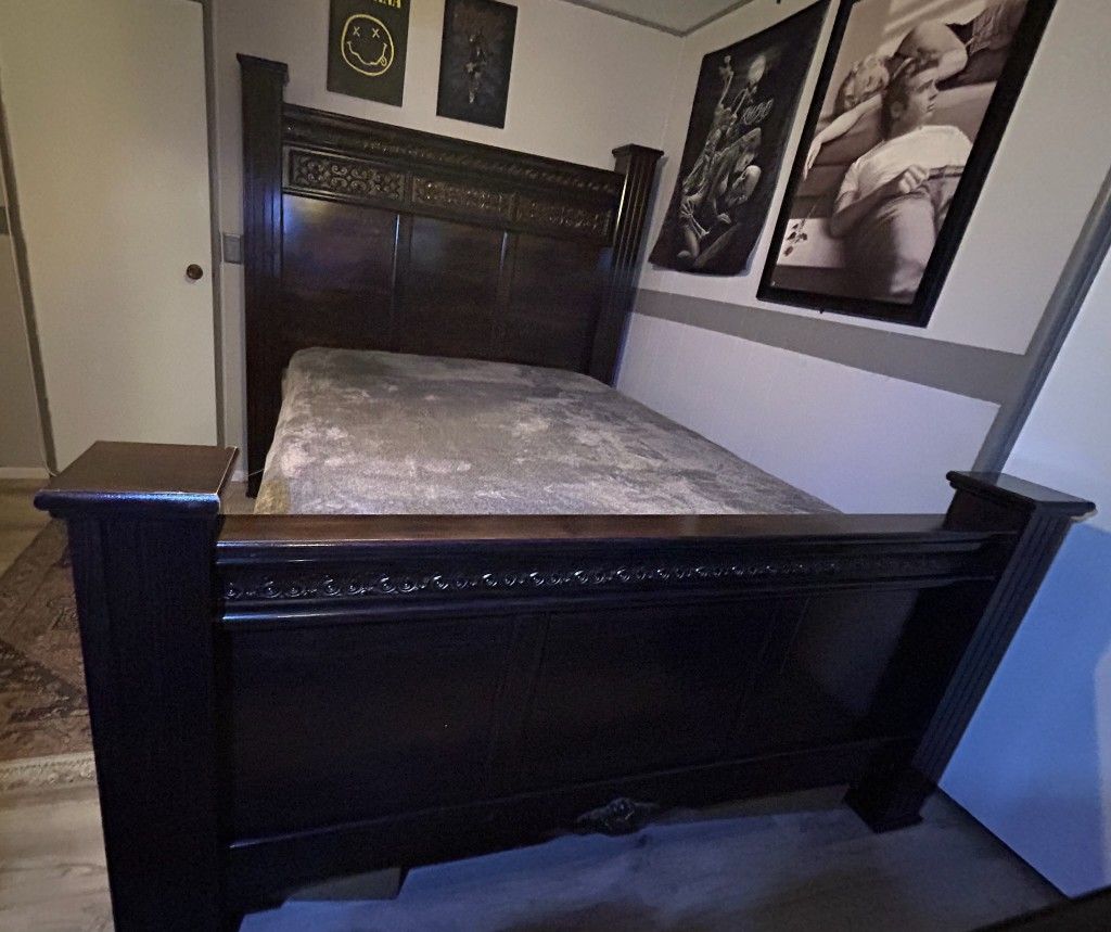 Queen Size Bedroom Set With MATTRESSES
