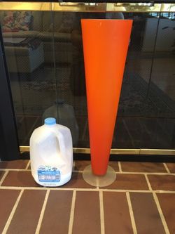 A very tall FLOWER VASE, florero gigante!