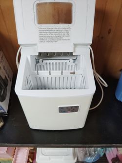 Compact counter top Ice Maker