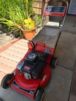 ~TORO COMMERCIAL SELF PROPELLED GAS LAWNMOWER IN GREAT WORKING CONDITION TURNS ON FIRST PULL~