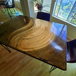 Amazing E Swirl Designer Table 