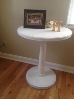 Accent table/side table