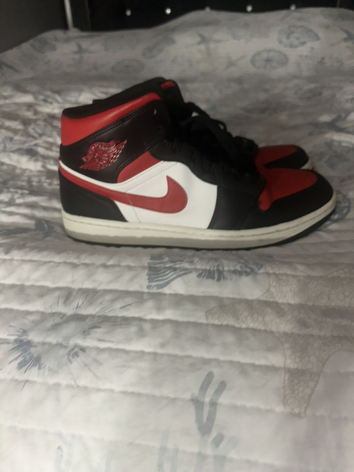 Air Jordan 1 mid bred toe